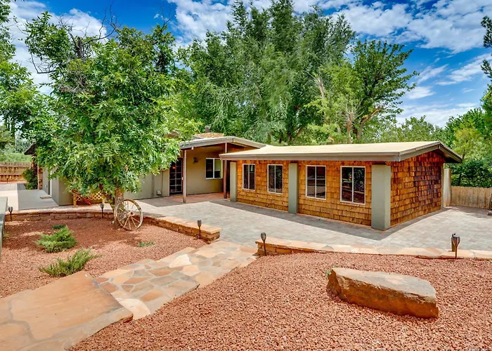 Hot Tub And Red Rock Views Escape!